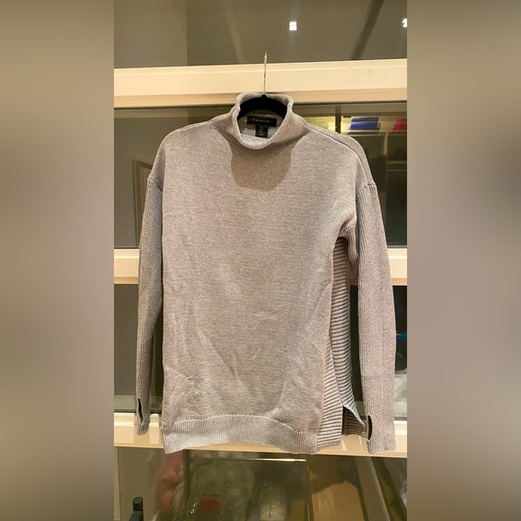 TAHARI tunic turtleneck beautiful light gray - Picture 1 of 4